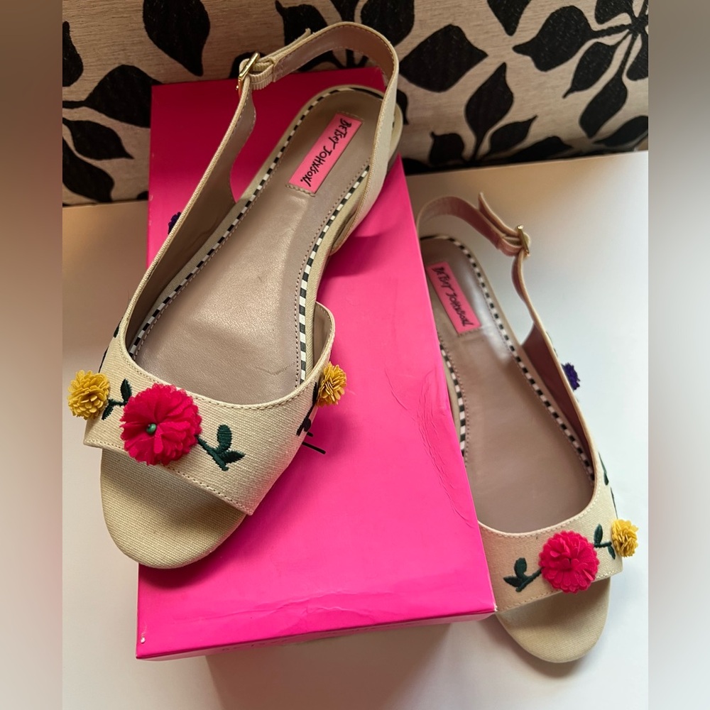 NEW & RARE Betsey Johnson Eyrica Natural Canvas Floral Garden Party Flat Shoe - Picture 4 of 12